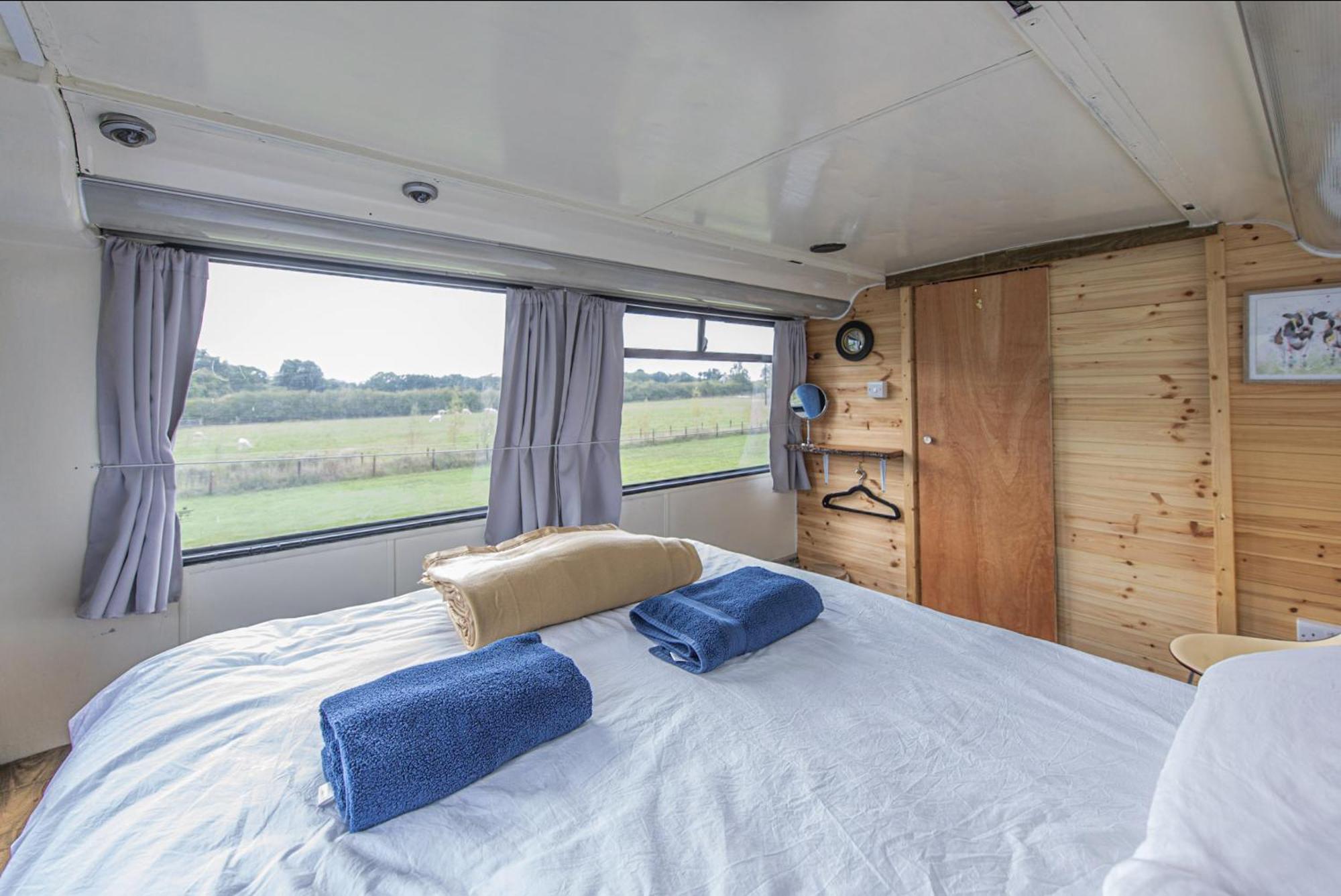 Double Decker Bus On An Alpaca Farm Sleeps 8, 5 Mins Drive To Dartmoor