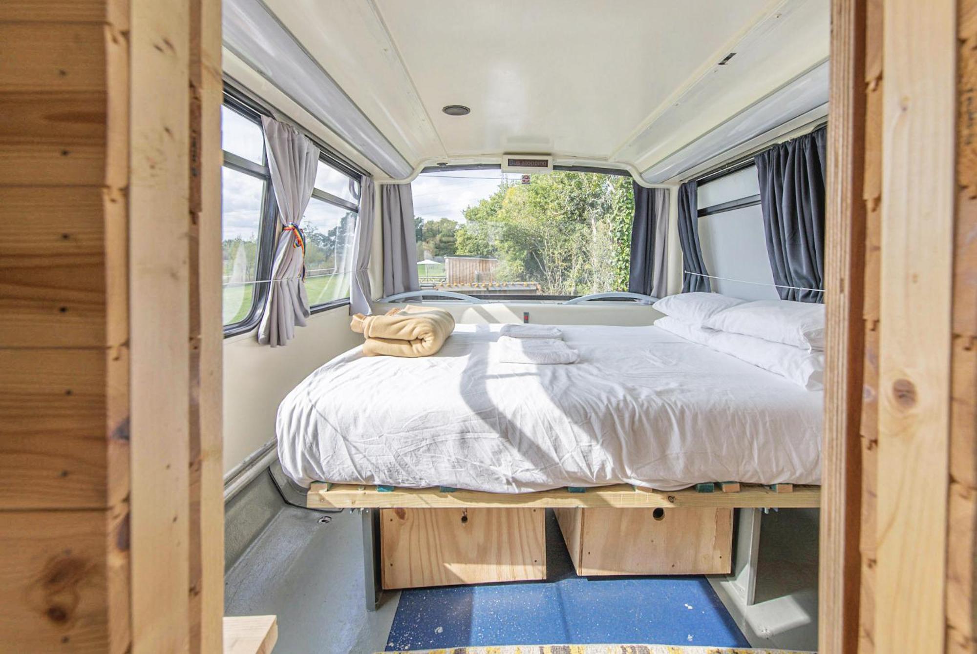 Double Decker Bus On An Alpaca Farm Sleeps 8, 5 Mins Drive To Dartmoor * Bovey Tracey