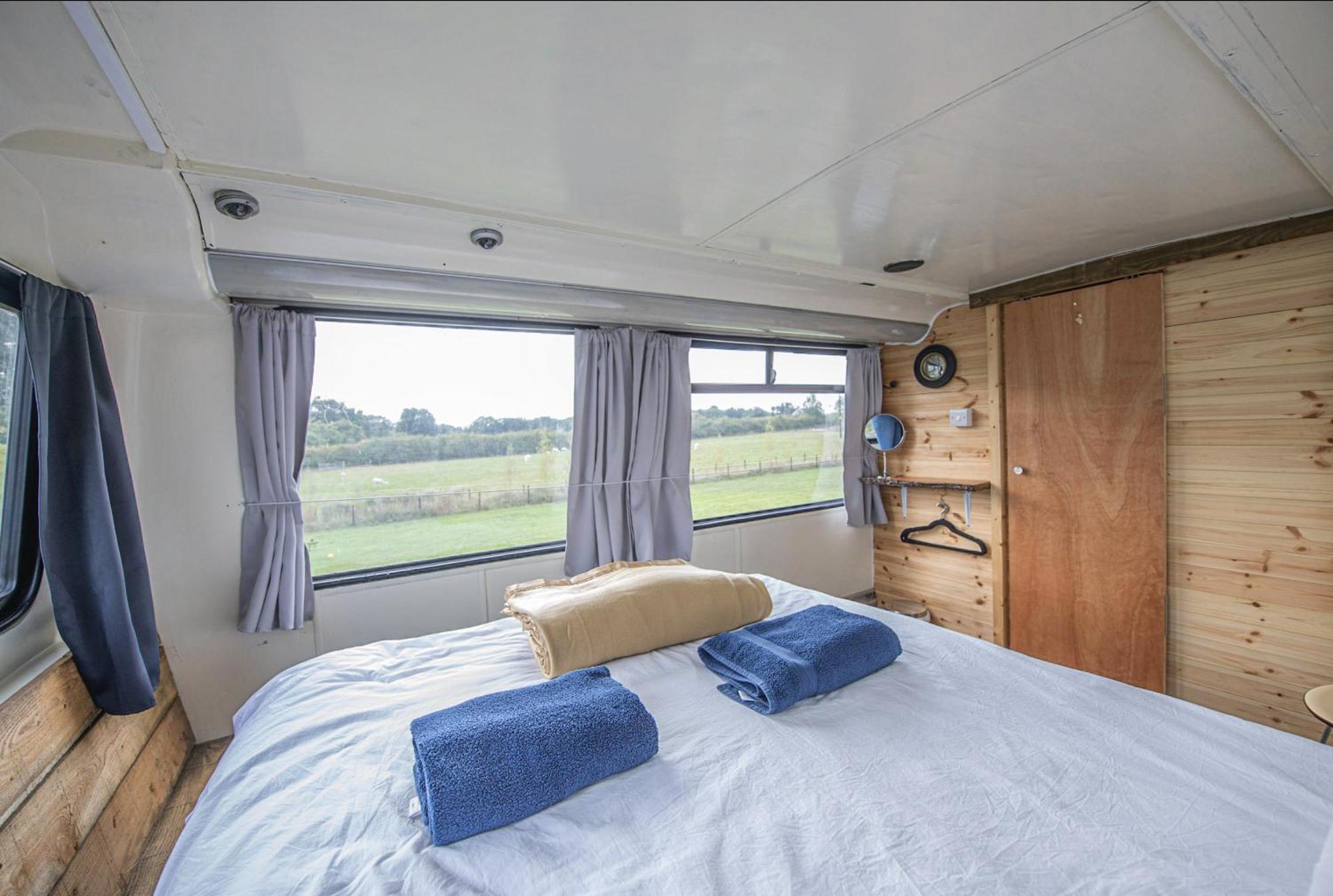 Holiday home Double Decker Bus On An Alpaca Farm Sleeps 8, 5 Mins Drive To Dartmoor *