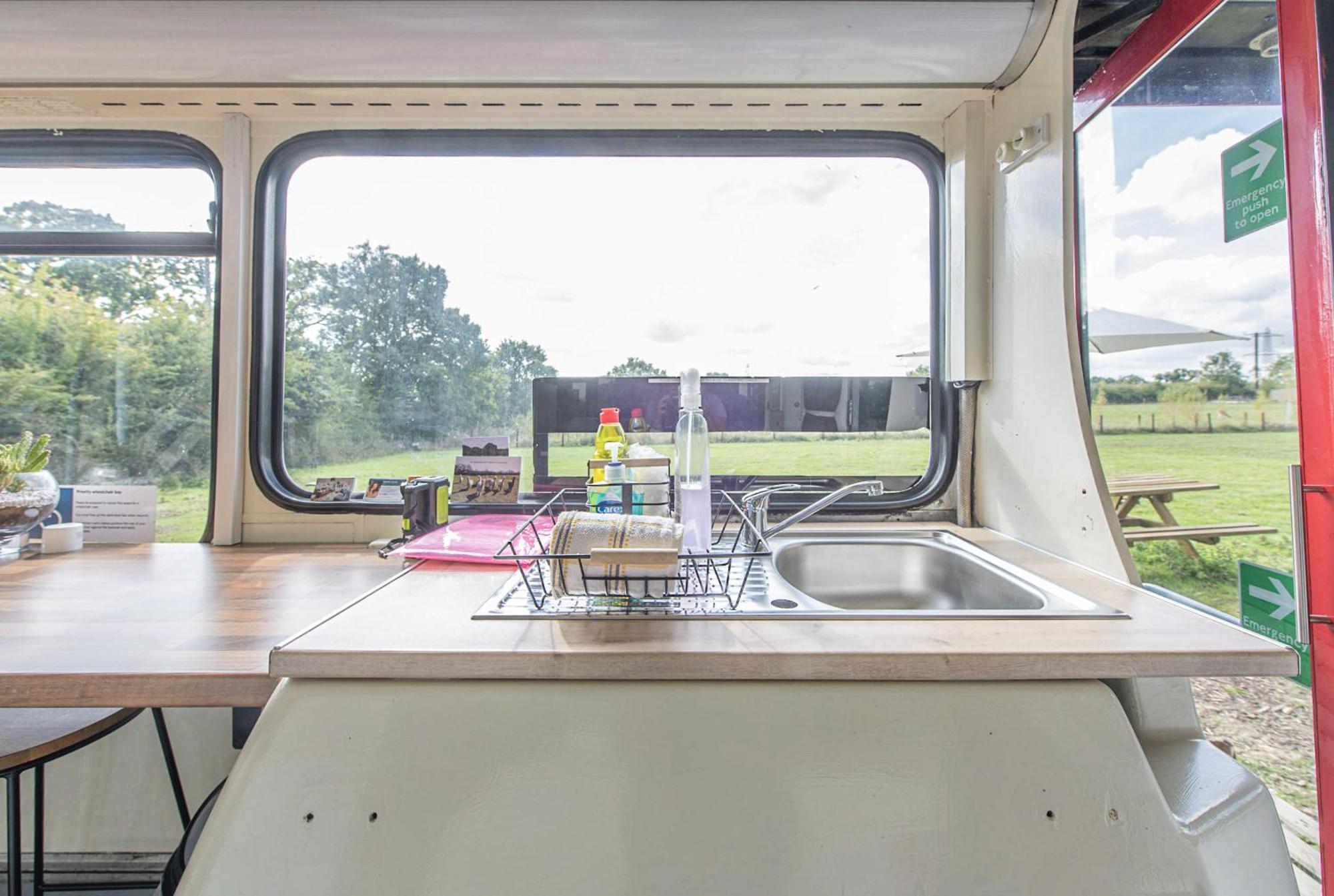 Double Decker Bus On An Alpaca Farm Sleeps 8, 5 Mins Drive To Dartmoor *